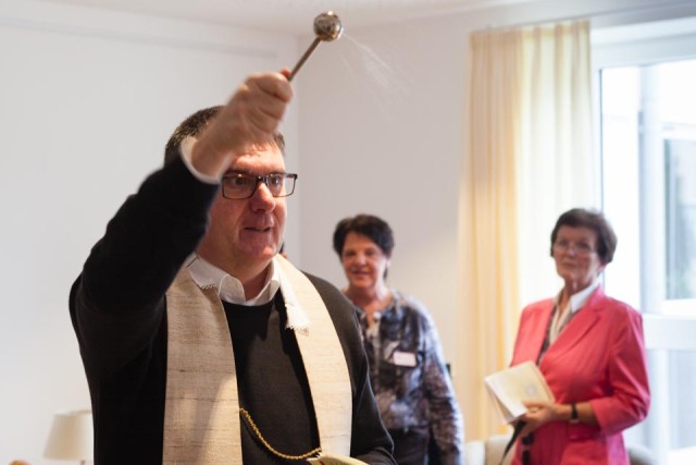 Pfarrer Günter Eickelmann segnet die Senioren-Wohngemeinschaft am Bergkloster ein. Foto: SMMP/Beer