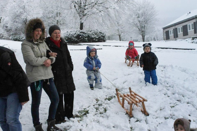 Groß ist die Freude über den ersten Schnee in Bestwig. Mit unseren Bewohnern freuen sich auch die Kinder aus dem Julie-Postel-Haus. Foto: SMMP/Longinus-Nordhorn