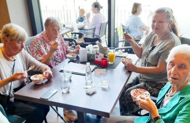 Die Senioren genießen Eis, Kaffee und Kuchen im H1. Auch mit den Rollis war der Restaurantbesuch kein Problem. Foto: SMMP/Stallmeister